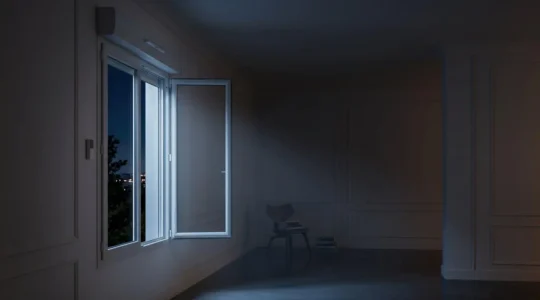 Fenêtre motorisée ouverte sur la nuit fraîche pour refroidir naturellement une maison française moderne